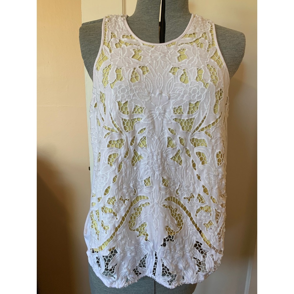Akemi + Kin Anthropologie White Floral Cutwork Lace Tank Top Yellow Lining M